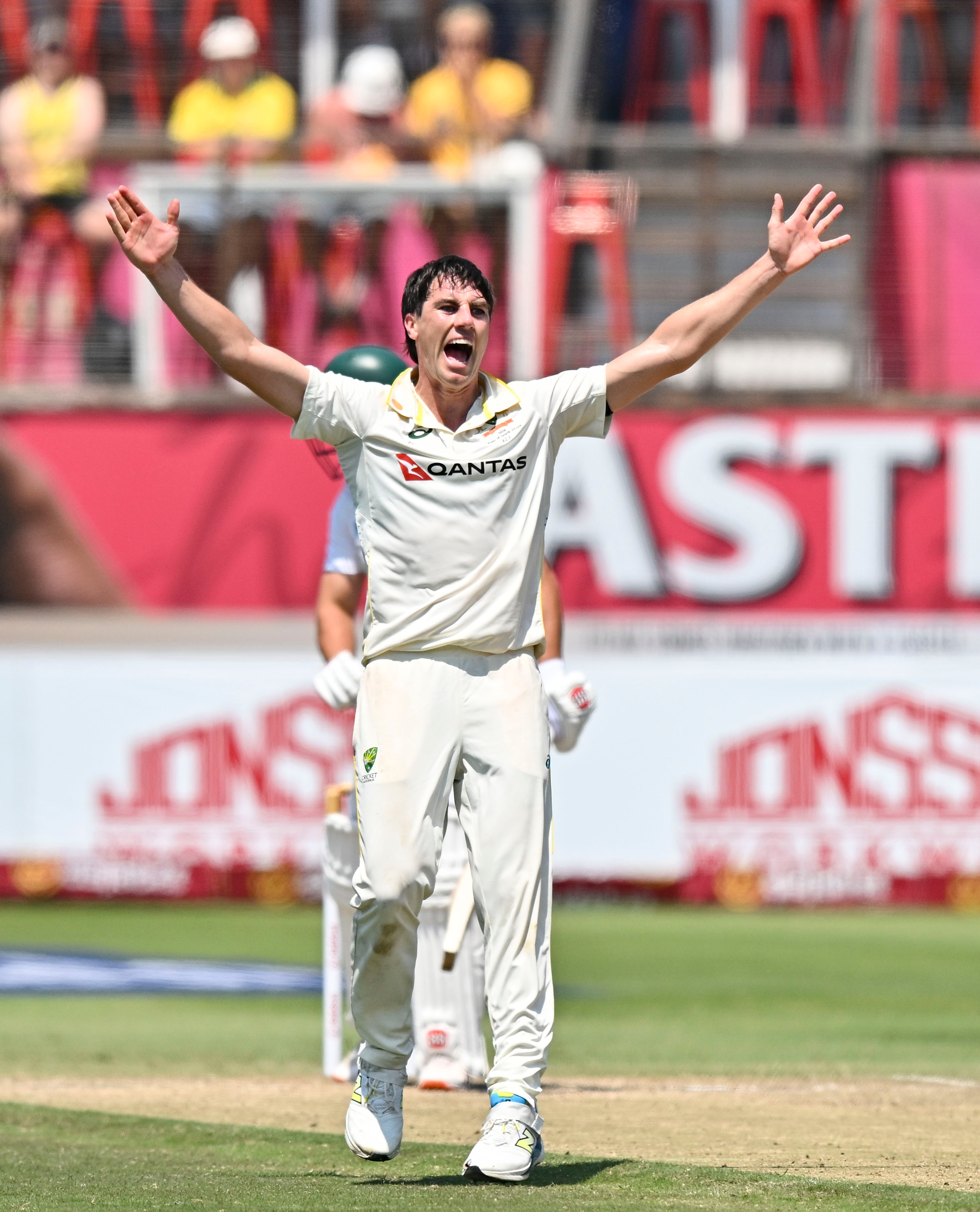 Live: Smith snares another beauty after Cummins's double breakthrough