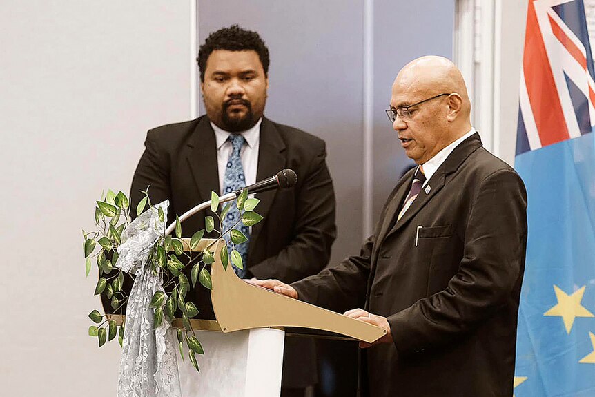 新当选总理费莱蒂·泰奥（右）于2024年2月28日在图瓦卢首都富纳富提举行的仪式上宣誓就职。