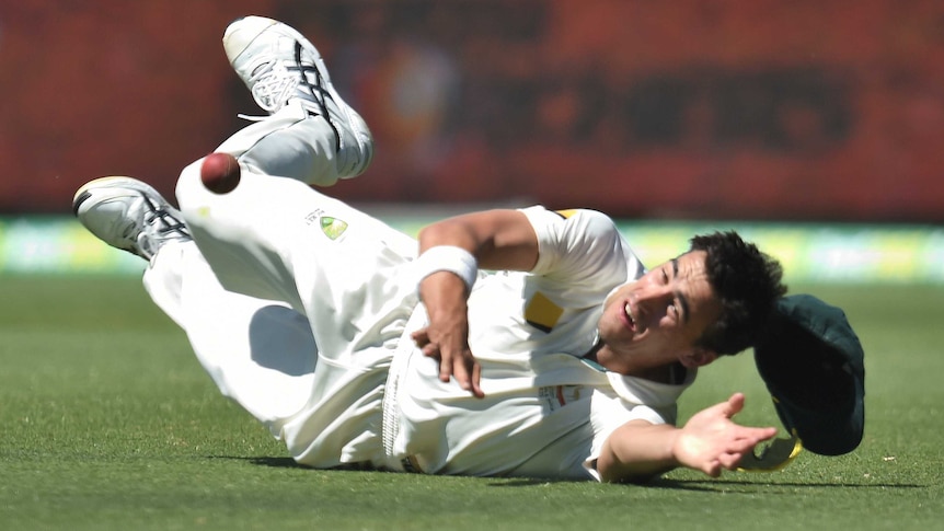 Mitchell Starc looking like a gumby as he drops a catch