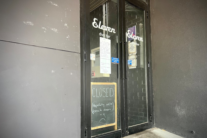 Un panneau à Eleven Bar indique que l'entreprise est fermée