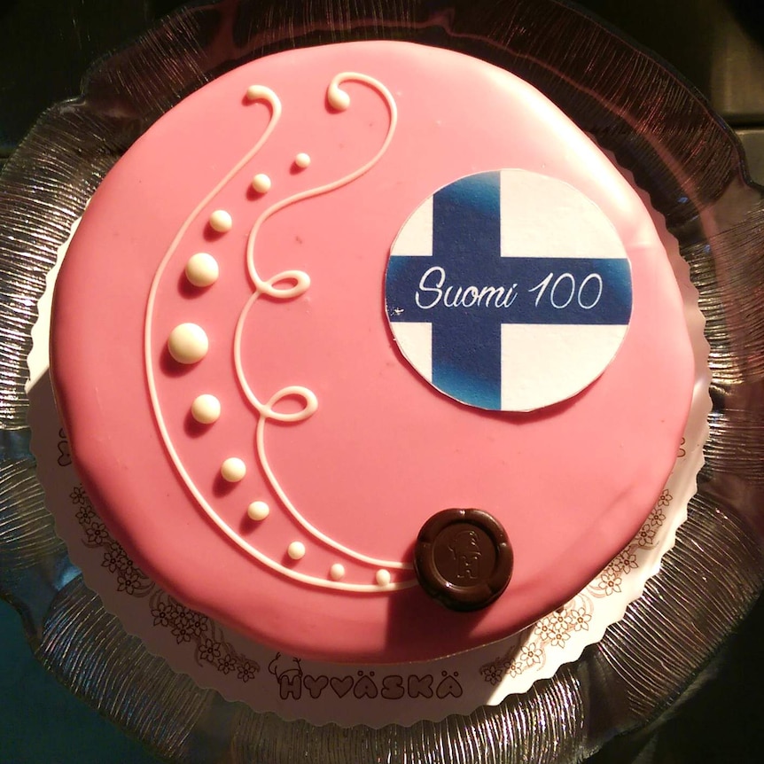 Suomi 100 cake
