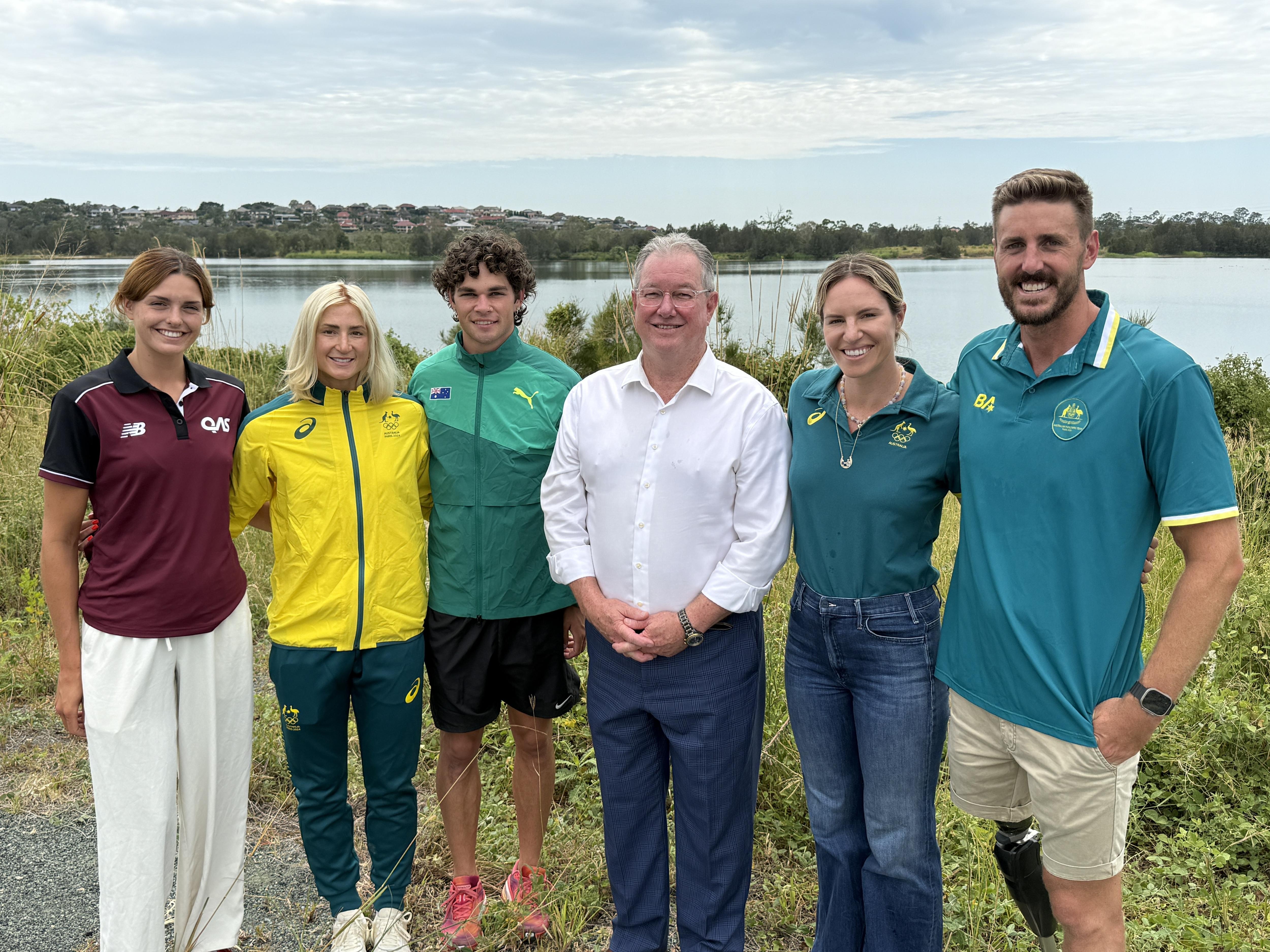 Um grupo de pessoas ao lado de um lago