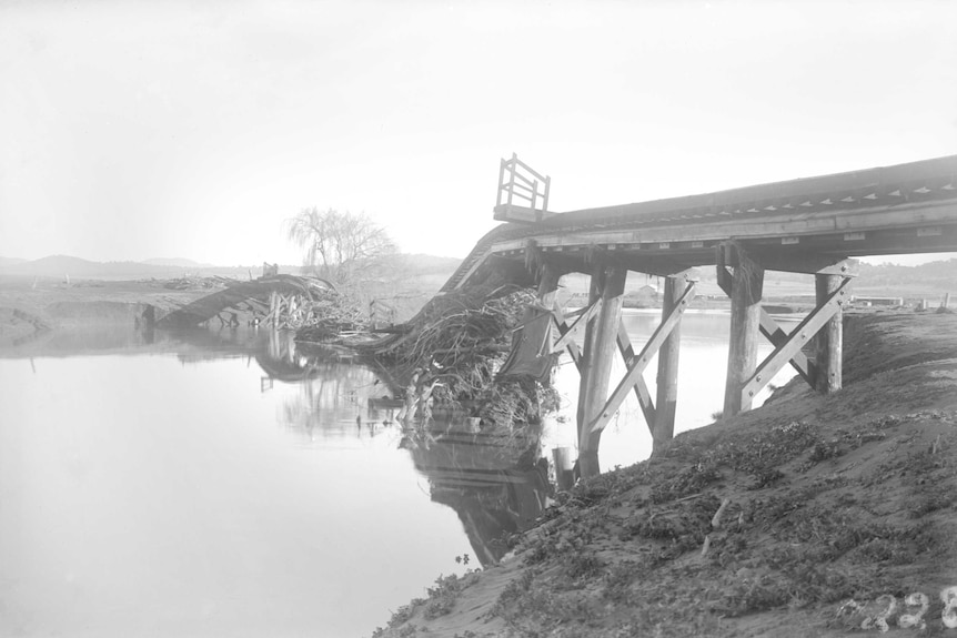 Railway bridge over Molonglo River showing damage after July 1922 floods.