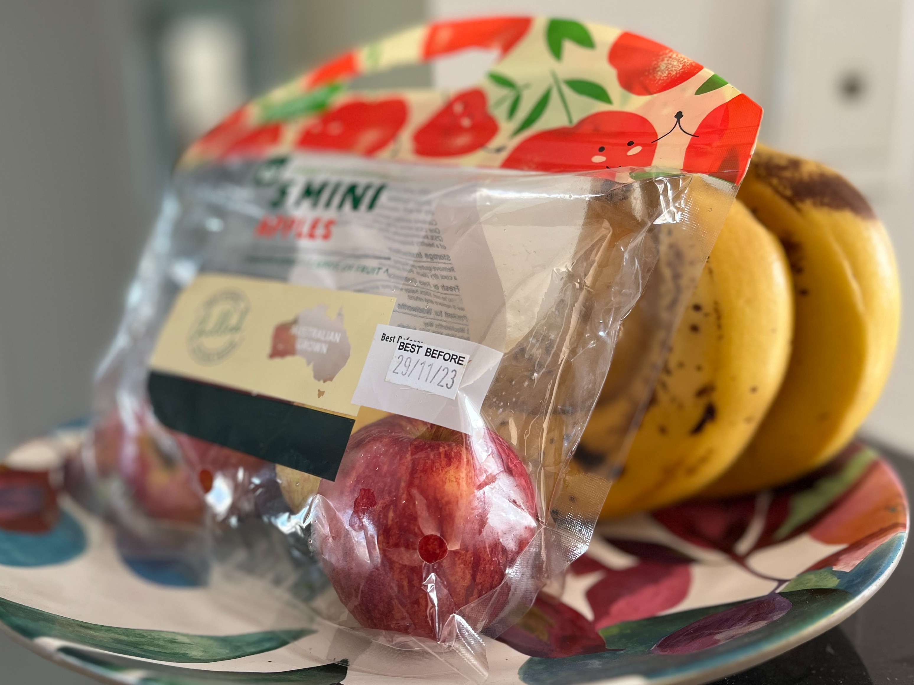 Plastic bag with the words '5 mini apples' on it, inside bag is mini apples