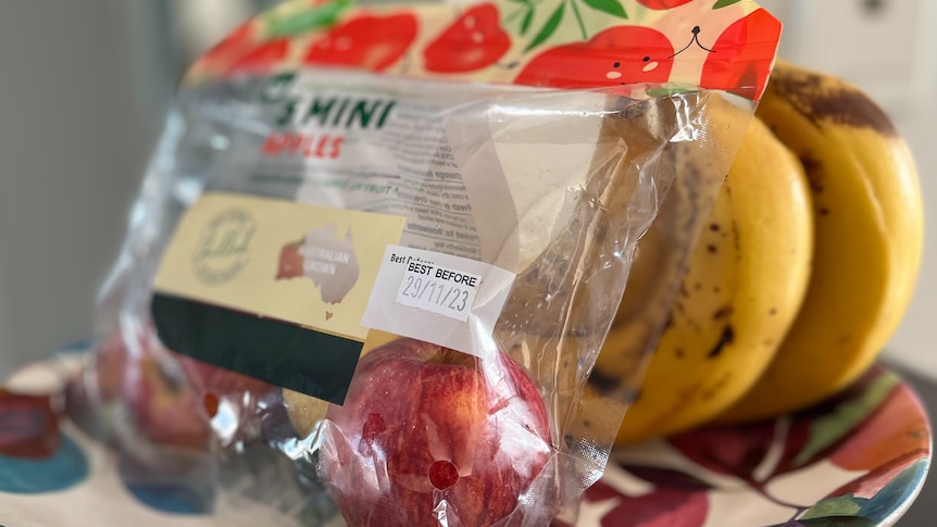 Plastic bag with the words '5 mini apples' on it, inside bag is mini apples