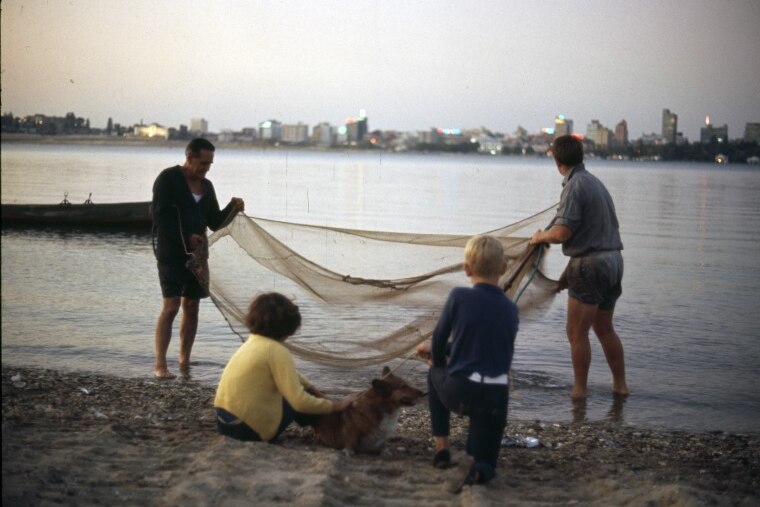 Una familia langostinando un atardecer en el río Swan, 1968-1970