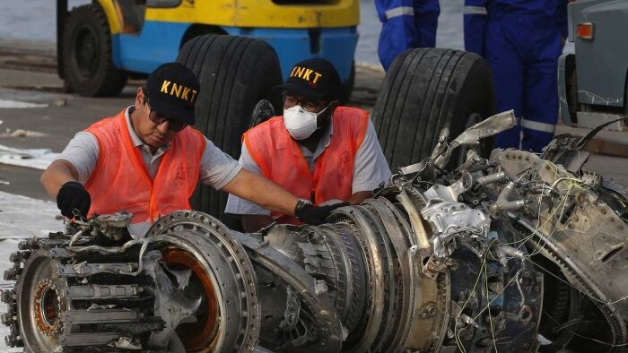 Penyidik KNKT memeriksa mesin dari pesawat Lion Air JT 610 yang berhasil ditemukan