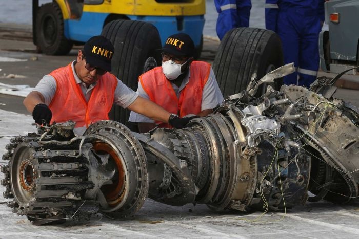 Penyidik KNKT memeriksa mesin dari pesawat Lion Air JT 610 yang berhasil ditemukan