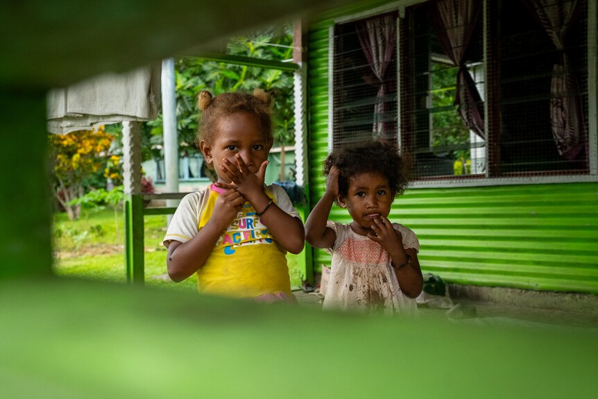 Image of two Fijian children.