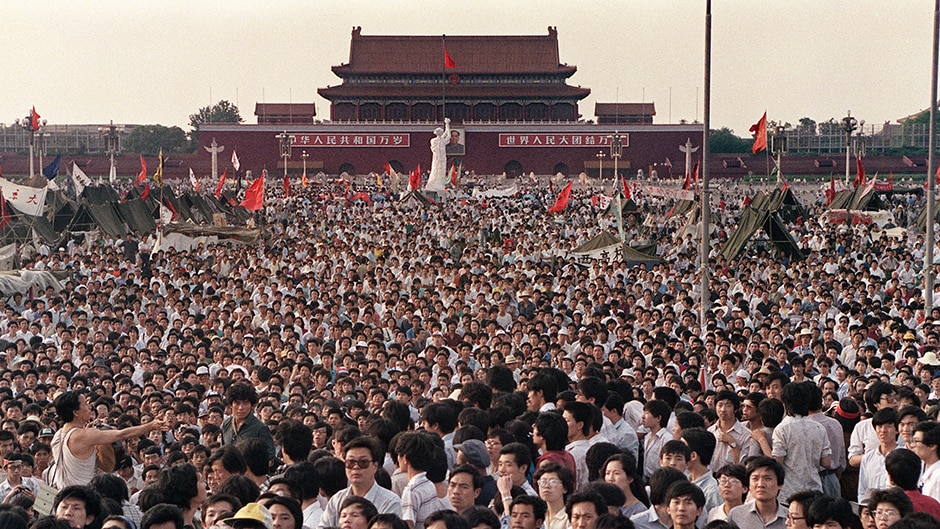1989年4月中旬，几名学生开始抗议天安门事件，但抗议活动不断扩大，直到同年6月被暴力镇压。