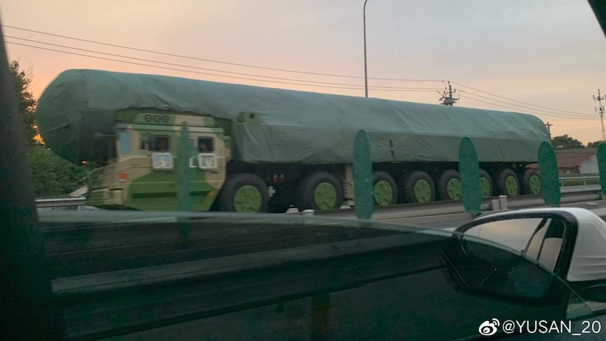 在一系列曝光于社交媒体的进京受阅装备中也包括威力巨大的东风-41洲际弹道导弹。