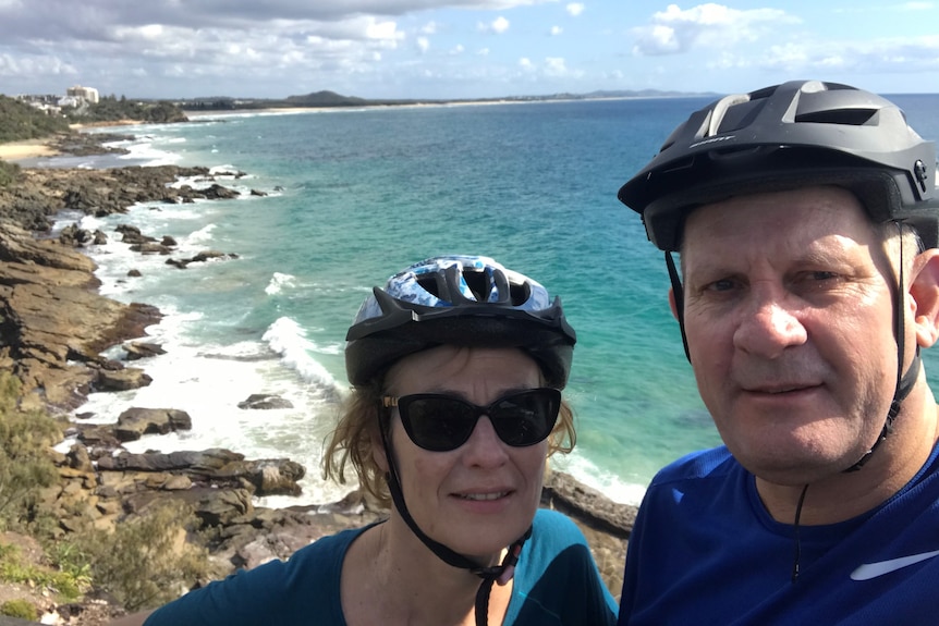 El hombre de Sunshine Coast, Greg Smith, con su esposa Sue, con un casco de bicicleta.