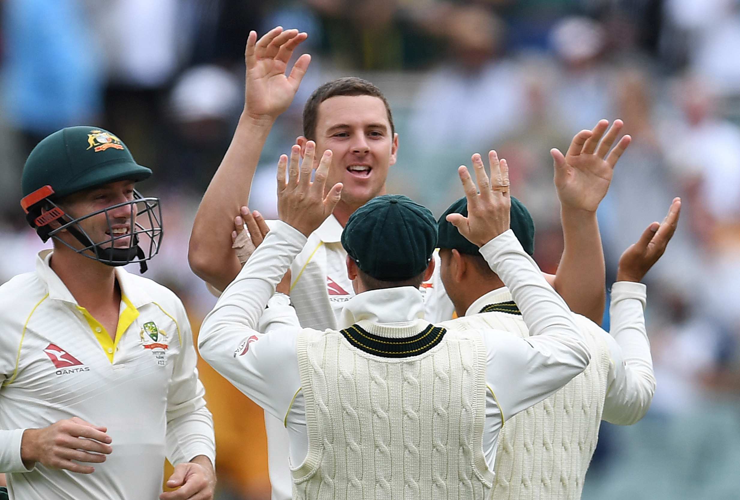 Josh Hazlewood sărbătorește cu colegii de echipă.