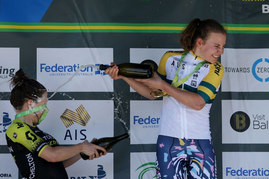 Sarah Gigante célèbre sa victoire à la Mount Punyong Road Race avec du champagne.