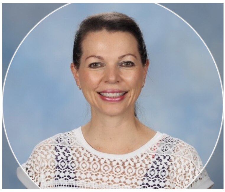 Las mujeres sonríen sobre un fondo azul. 