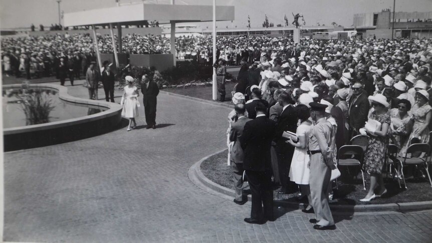 Queen Elizabeth the second opens the fountain ‘Fire and Earth’