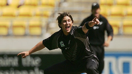 Shane Bond will replace Australia's Damien Wright as NZ bowling coach.