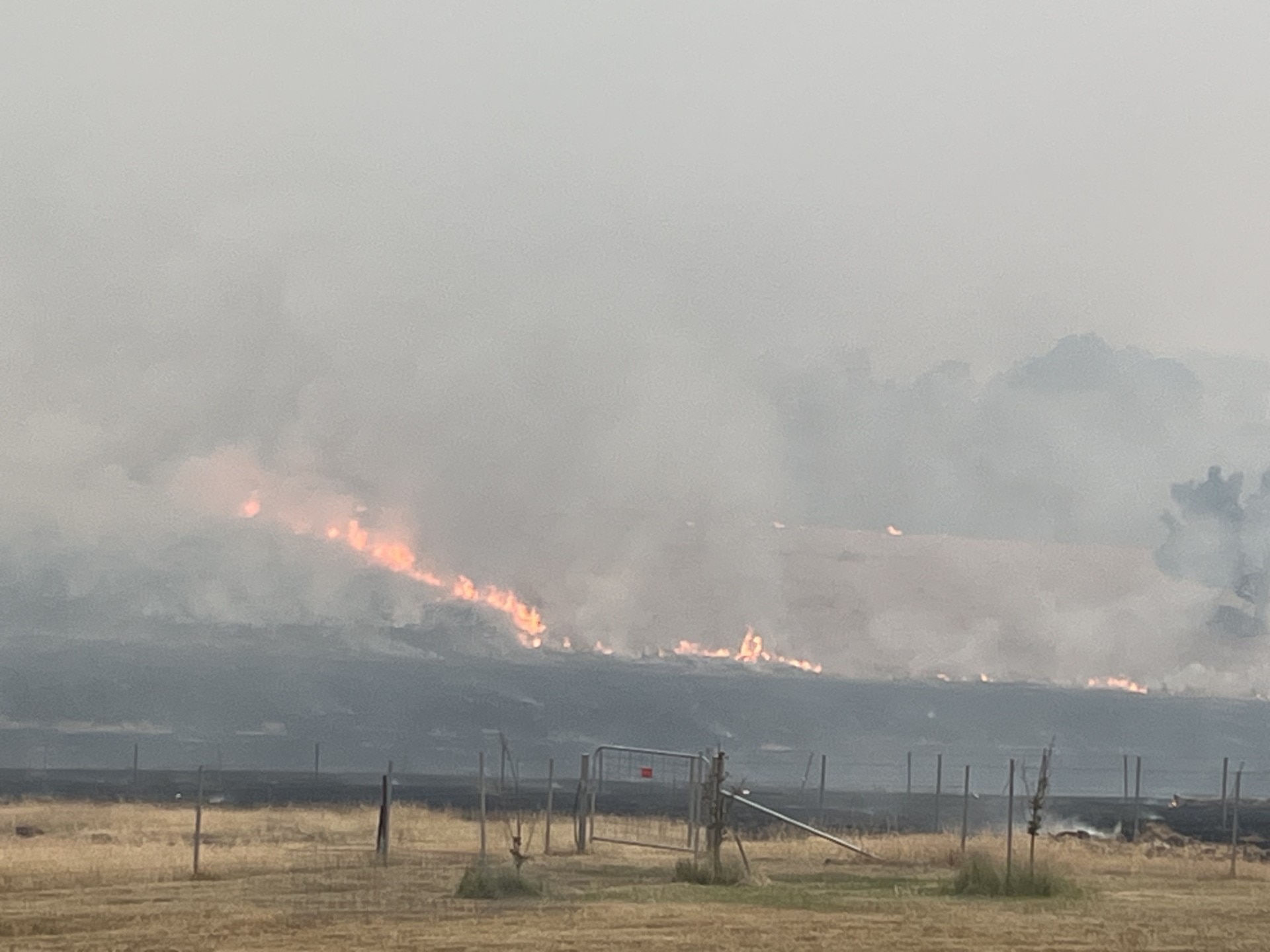 Fogo em uma montanha distante, fumaça no ar
