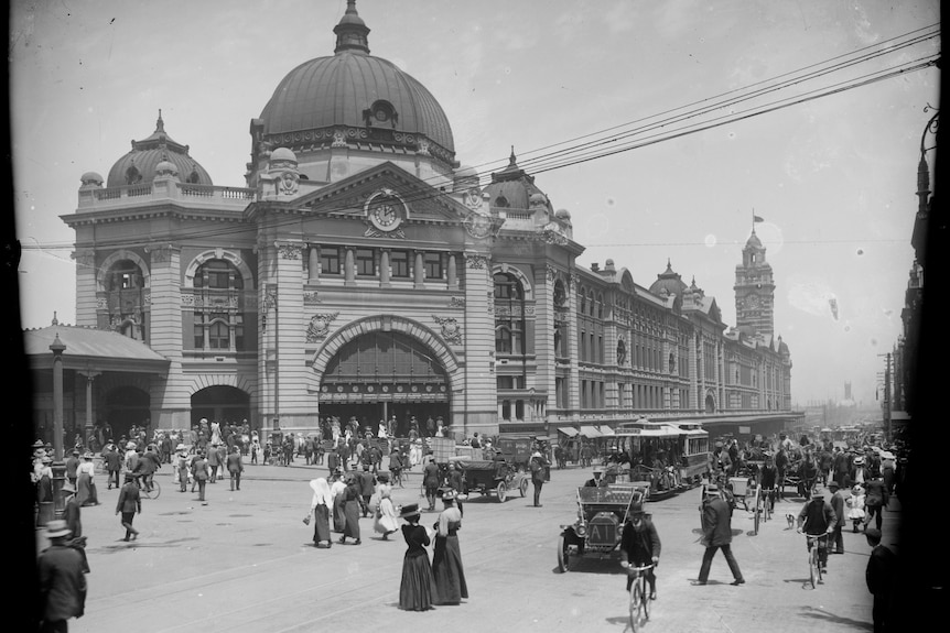 A black and white photo of Flinders Street station estimated to be from 1910 to 1914
