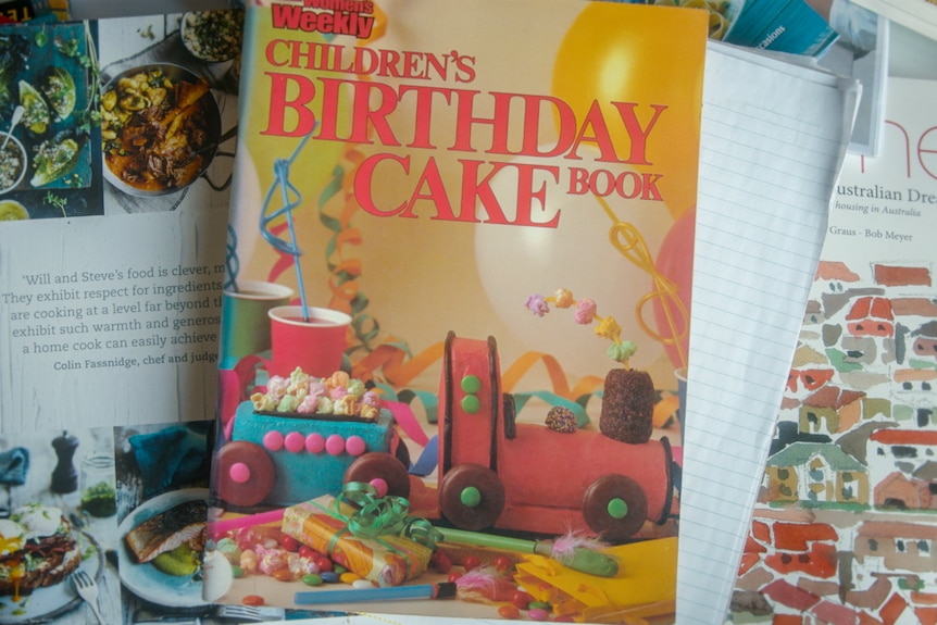 Front cover of Children's Birthday Cake Book.