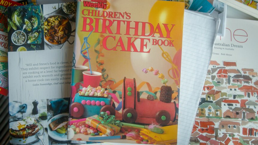 Front cover of Children's Birthday Cake Book.