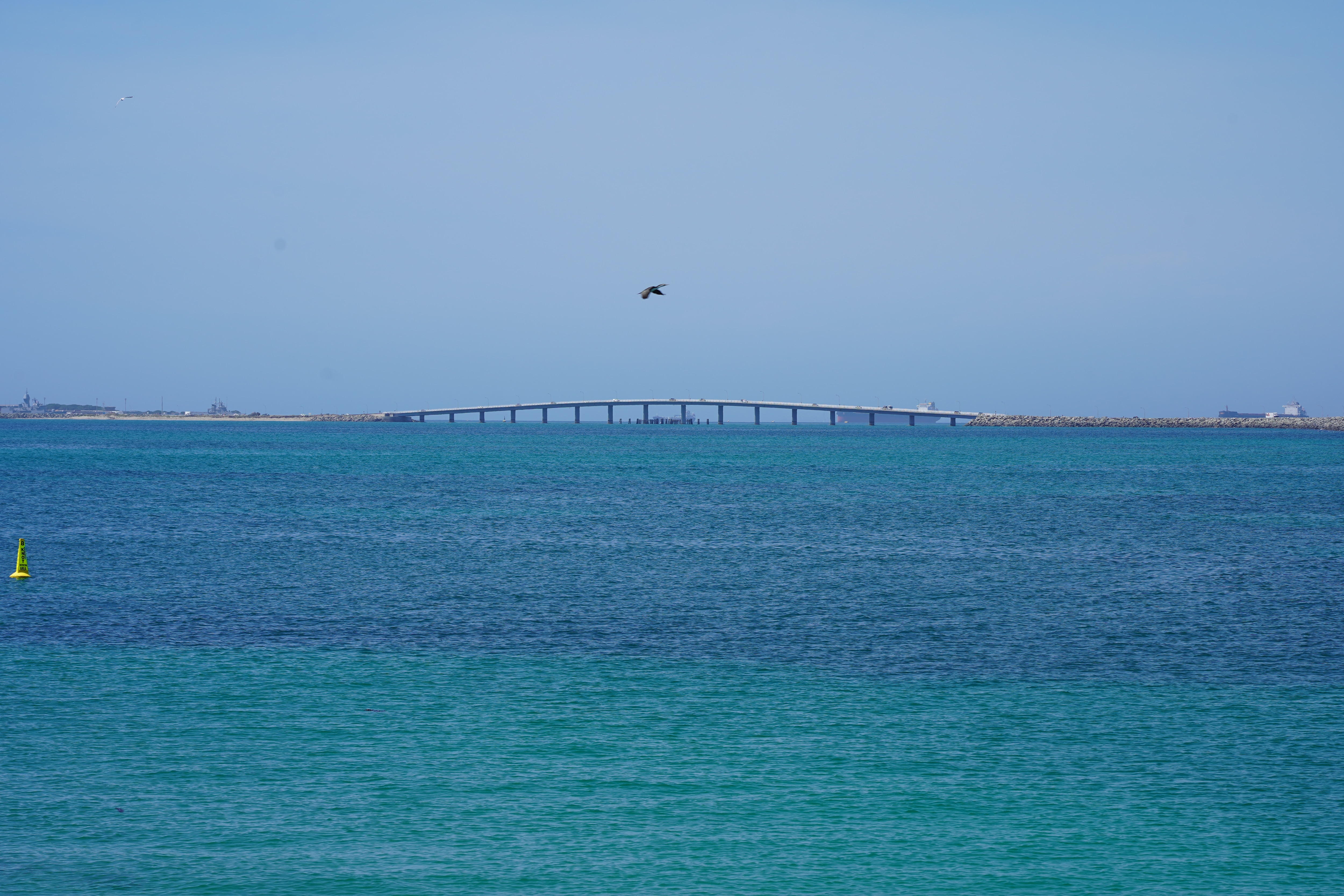 Imagens representando férias de verão na praia em Rockingham