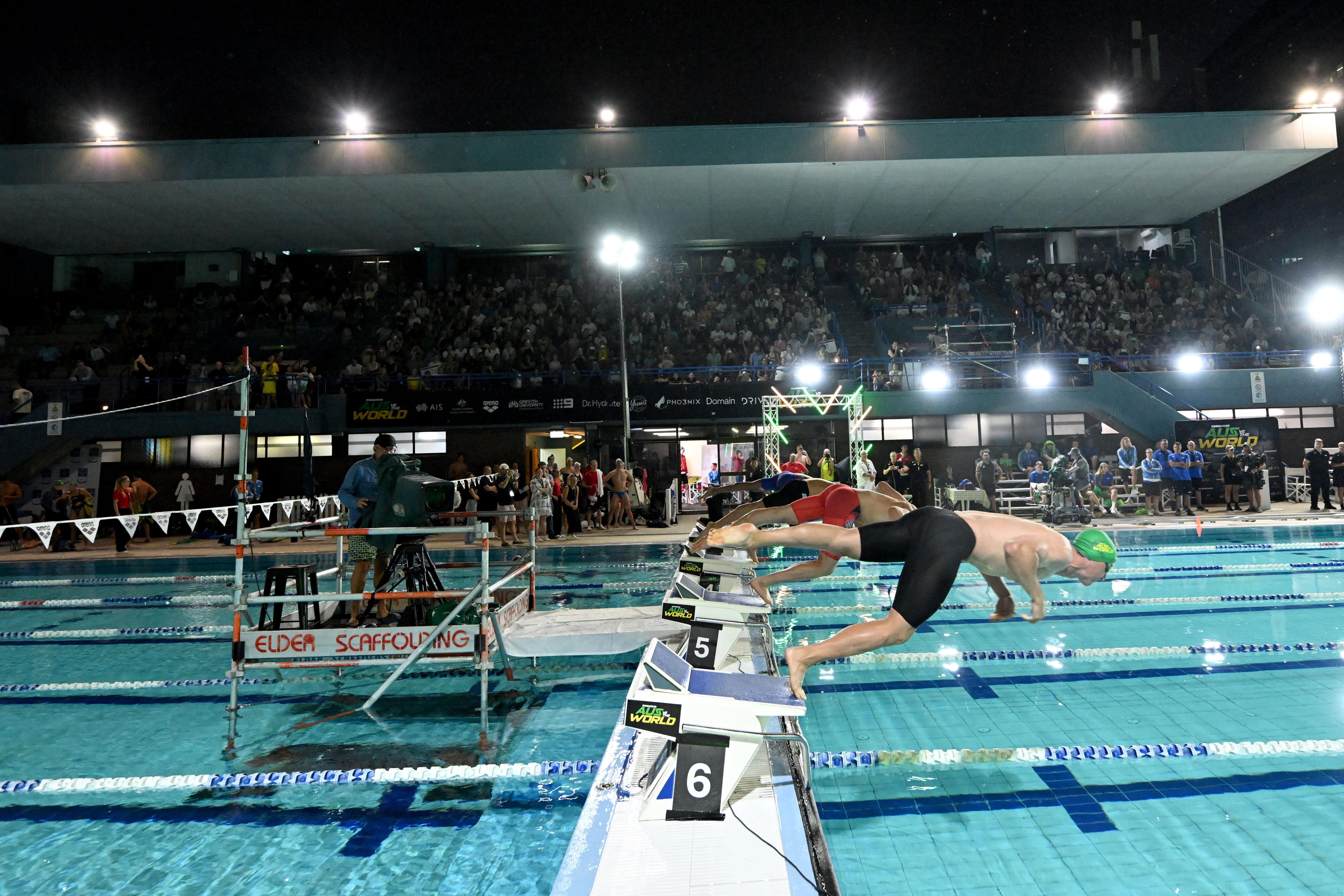 Cam McEvoy salta dos blocos