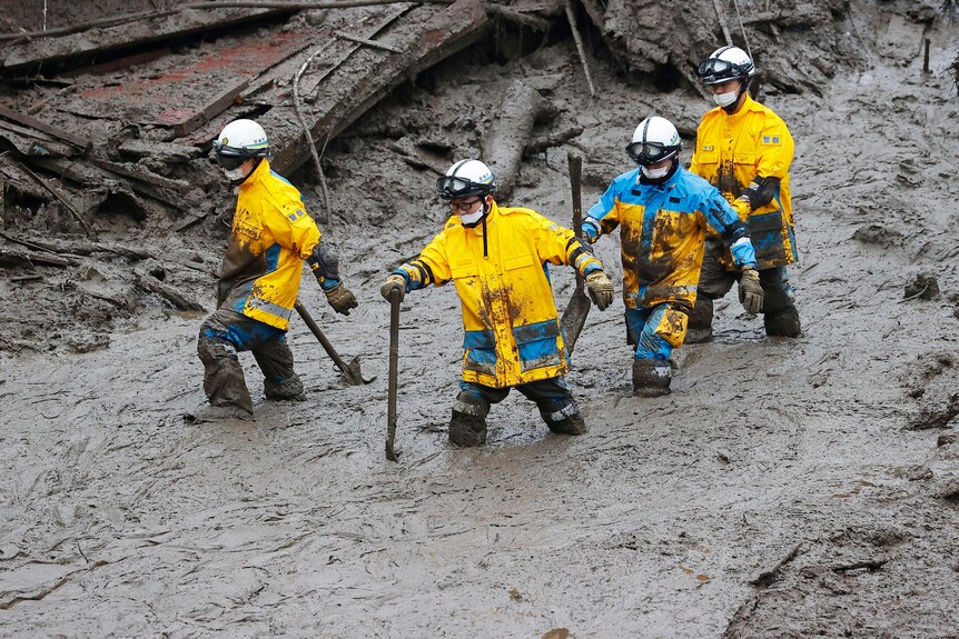 Les sauveteurs mènent une opération de recherche sur le site d'une coulée de boue à Izusan à Atami