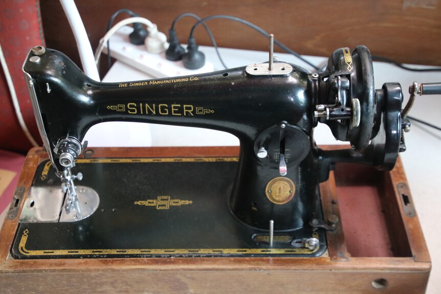 A black vintage singer sewing machine