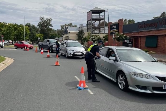 A checkpoint on the Lincoln Causeway in Wodonga following the Victoria border closure