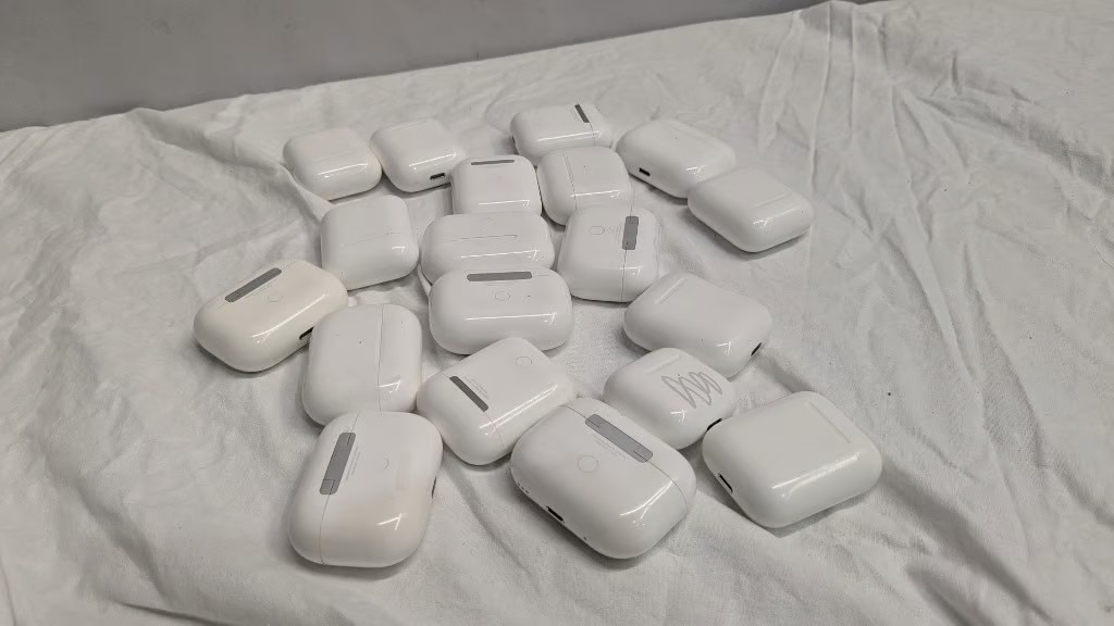 Uma pilha de vários Airpods no leilão do Aeroporto de Brisbane.