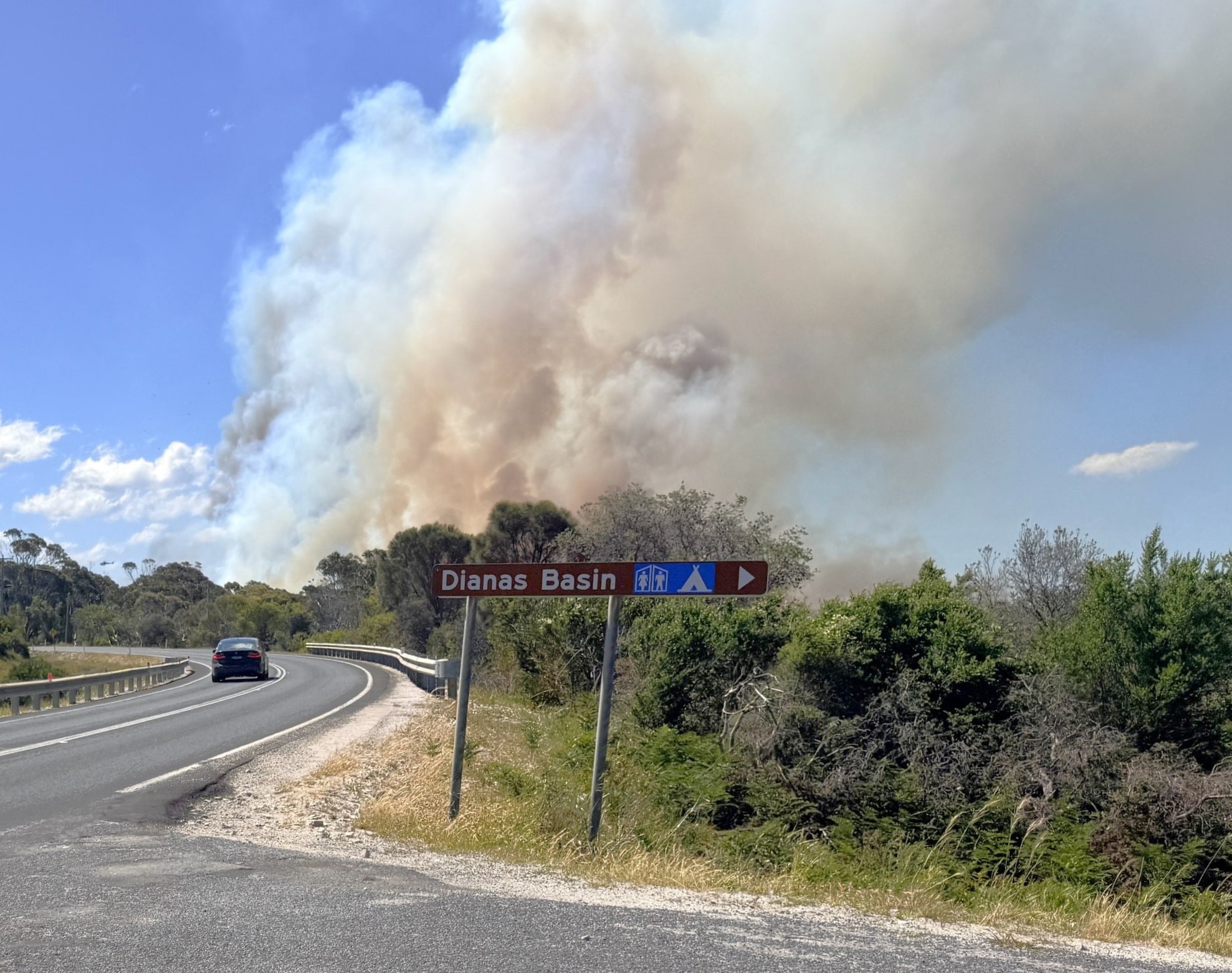 Humo de incendios forestales visto desde la carretera.