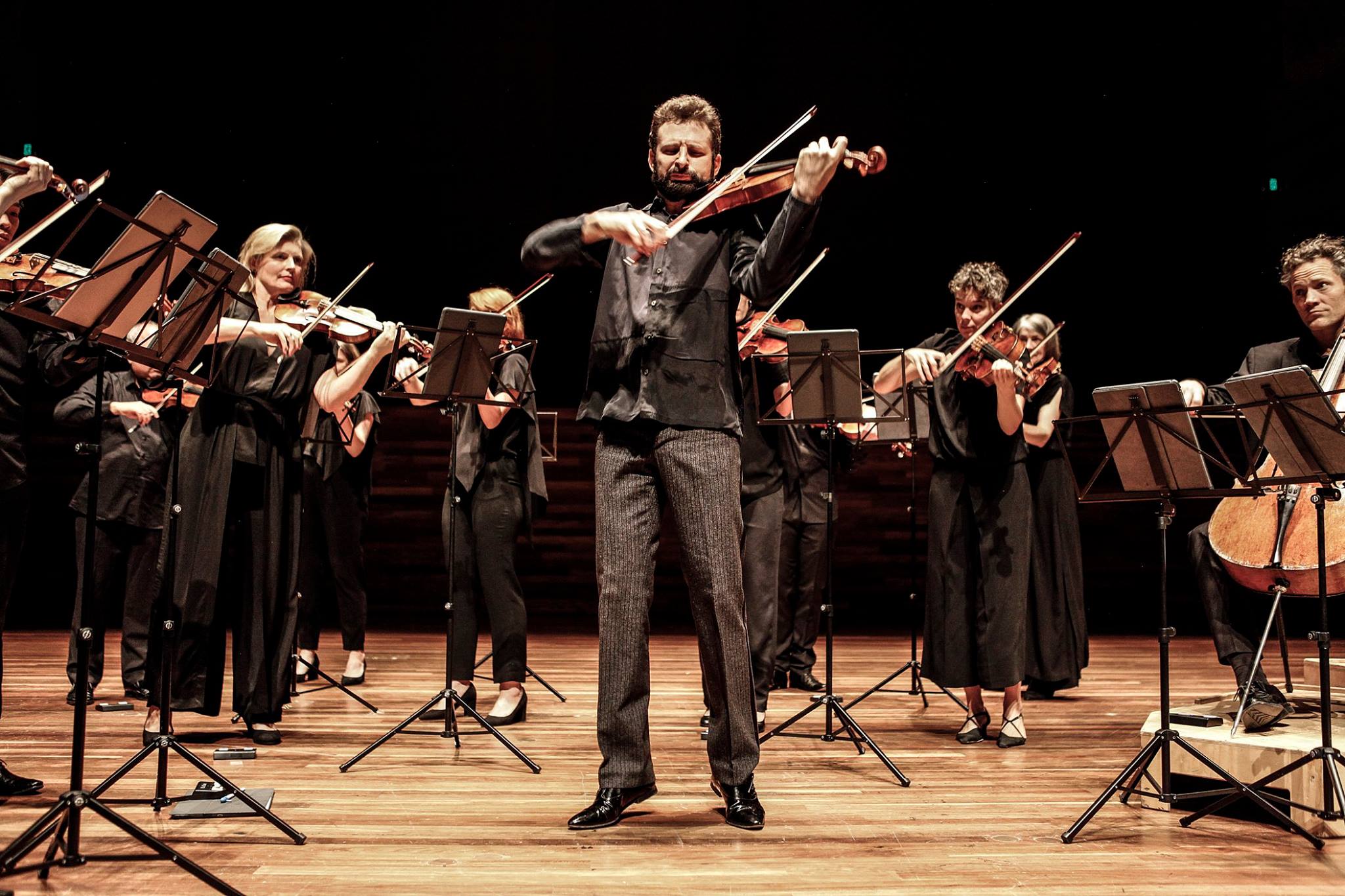 Ilya Gringolts onstage with the ACO, grimacing in concentration.