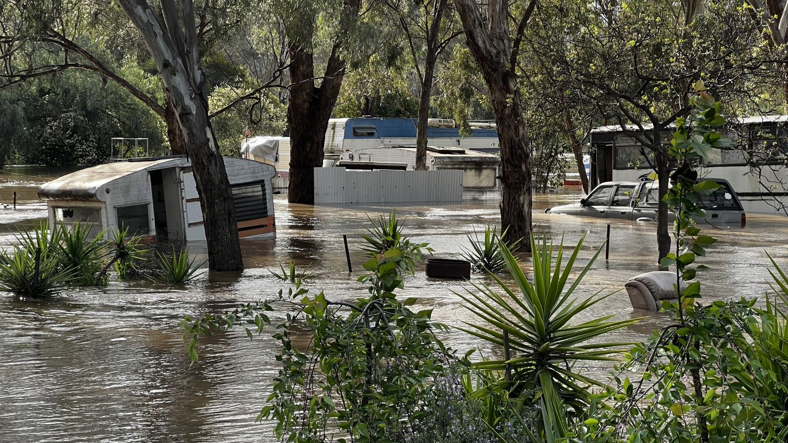 Shepparton, Echuca residents in Victoria's north told to evacuate after