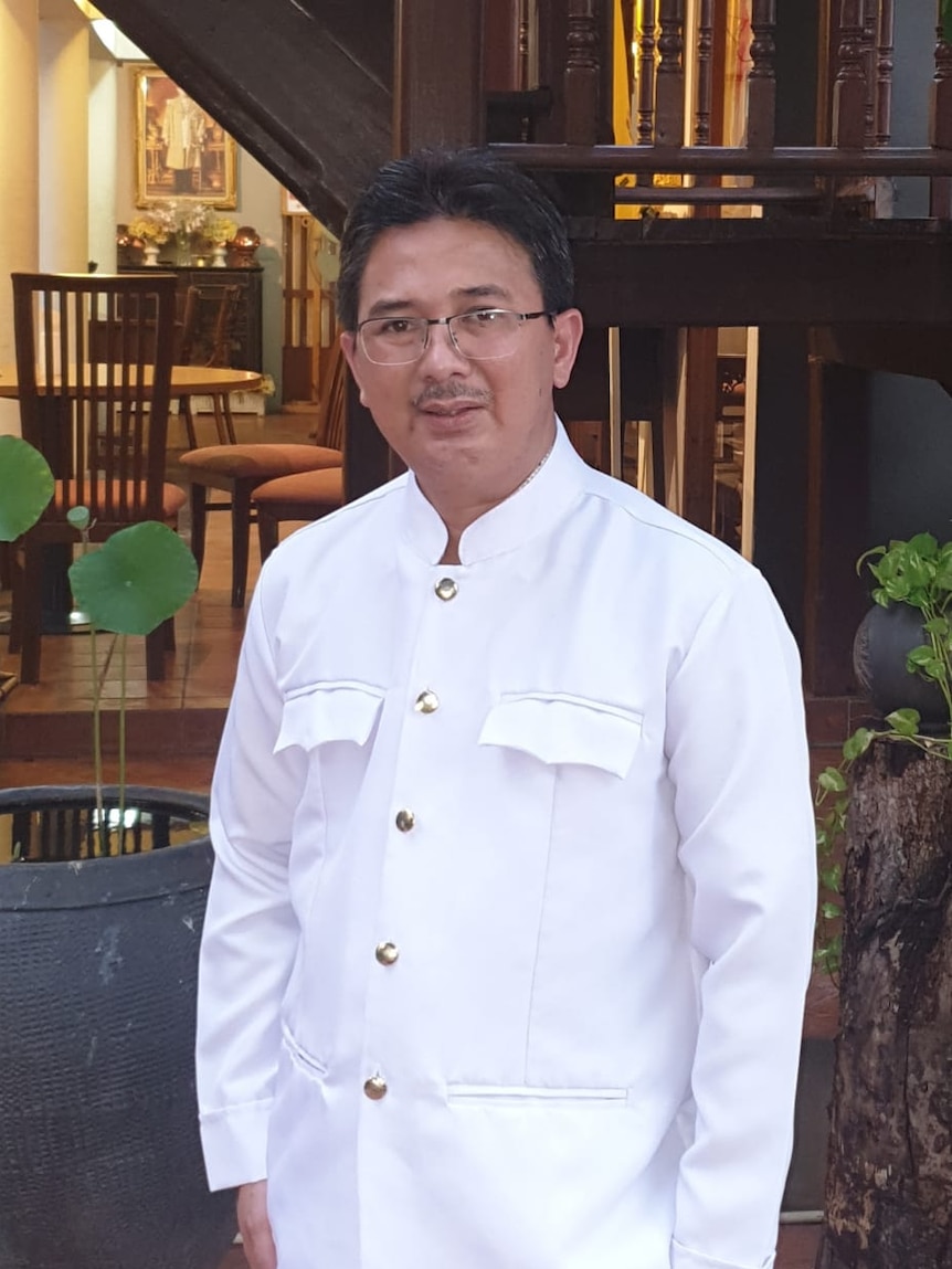 Retrato de Agus Doi Susanto con chaqueta blanca.