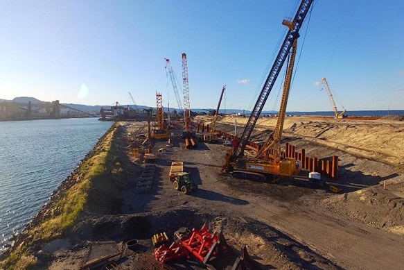 La naissance au port de Port Kembla a été dégagée par des grues et des machines lourdes