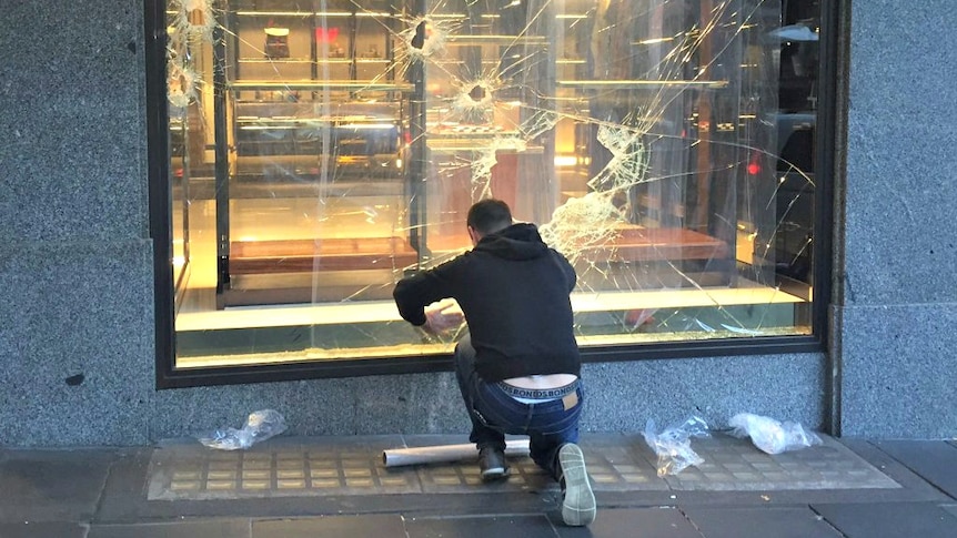 Thieves with sledgehammers break into Gucci, stores in Melbourne - ABC News