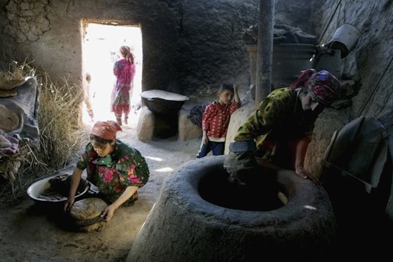 一个塔吉克斯坦家庭在家中烤面包。