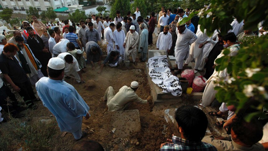 Men prepare the grave of Zara Shahid Hussain