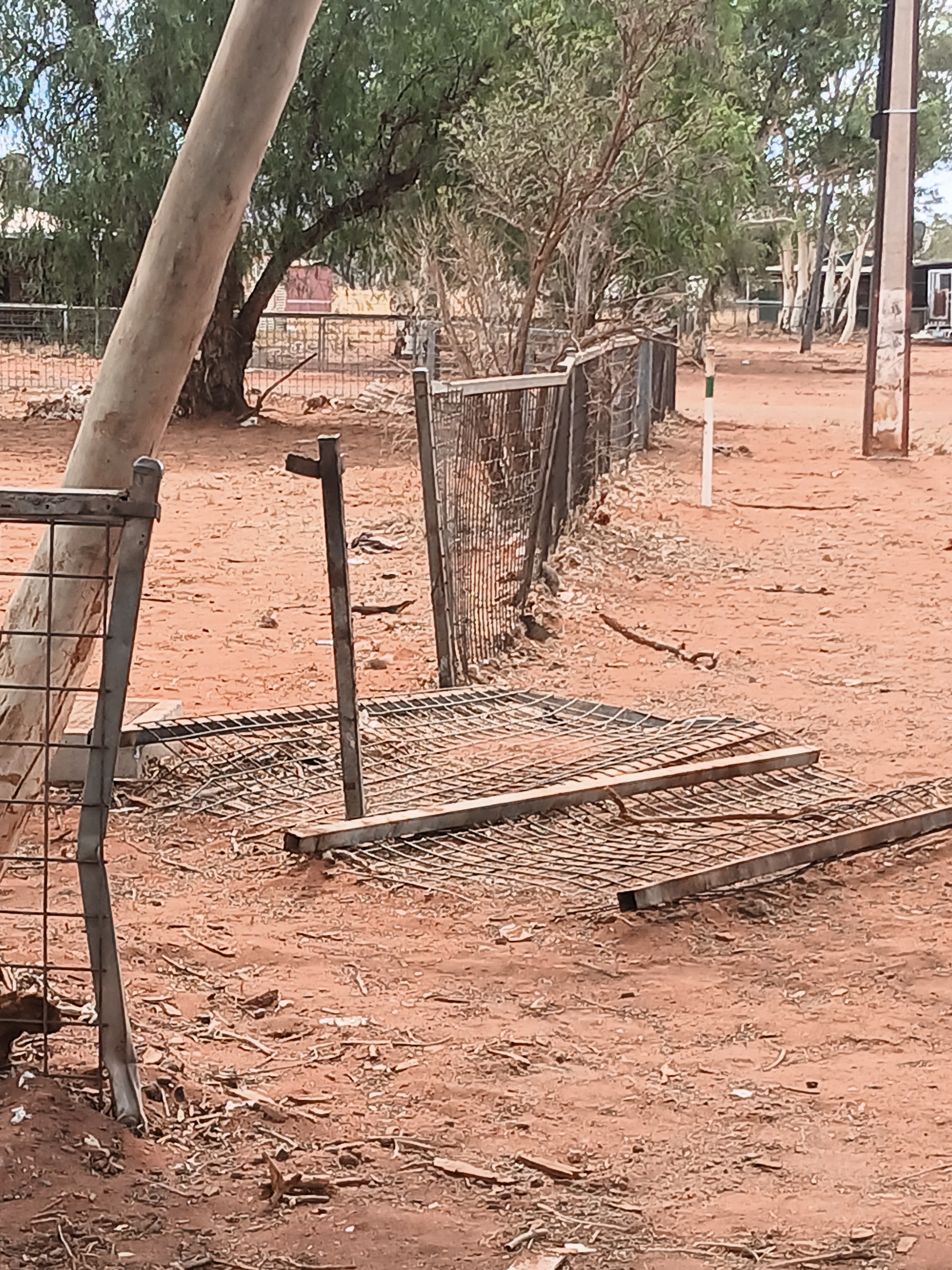Una valla rota en una zona polvorienta del interior.