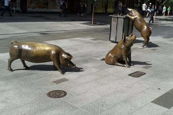 Bronze pigs in Rundle Mall.
