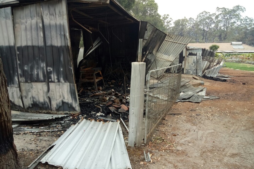Un hangar incendié sur une propriété rurale.