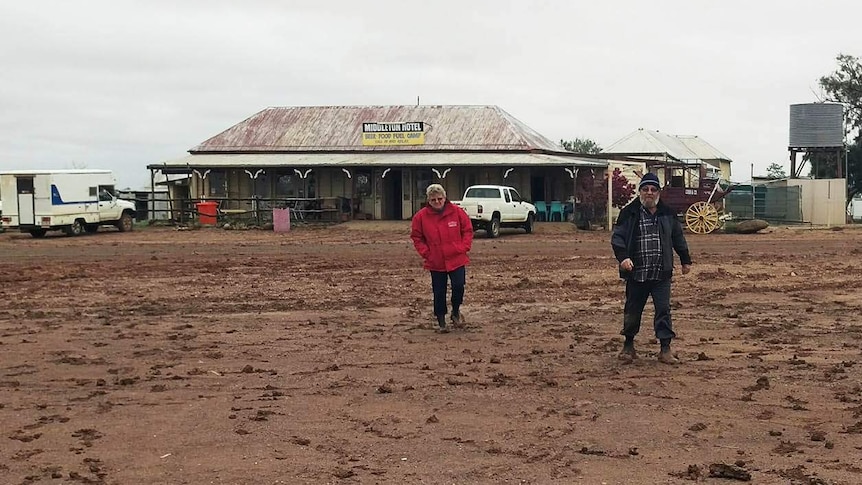 Travellers in the mud outside Middleton pub