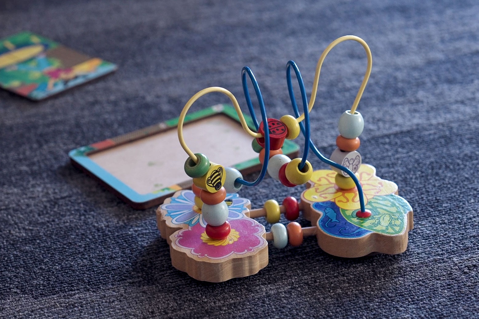 Juguetes para niños sobre un suelo de moqueta azul.