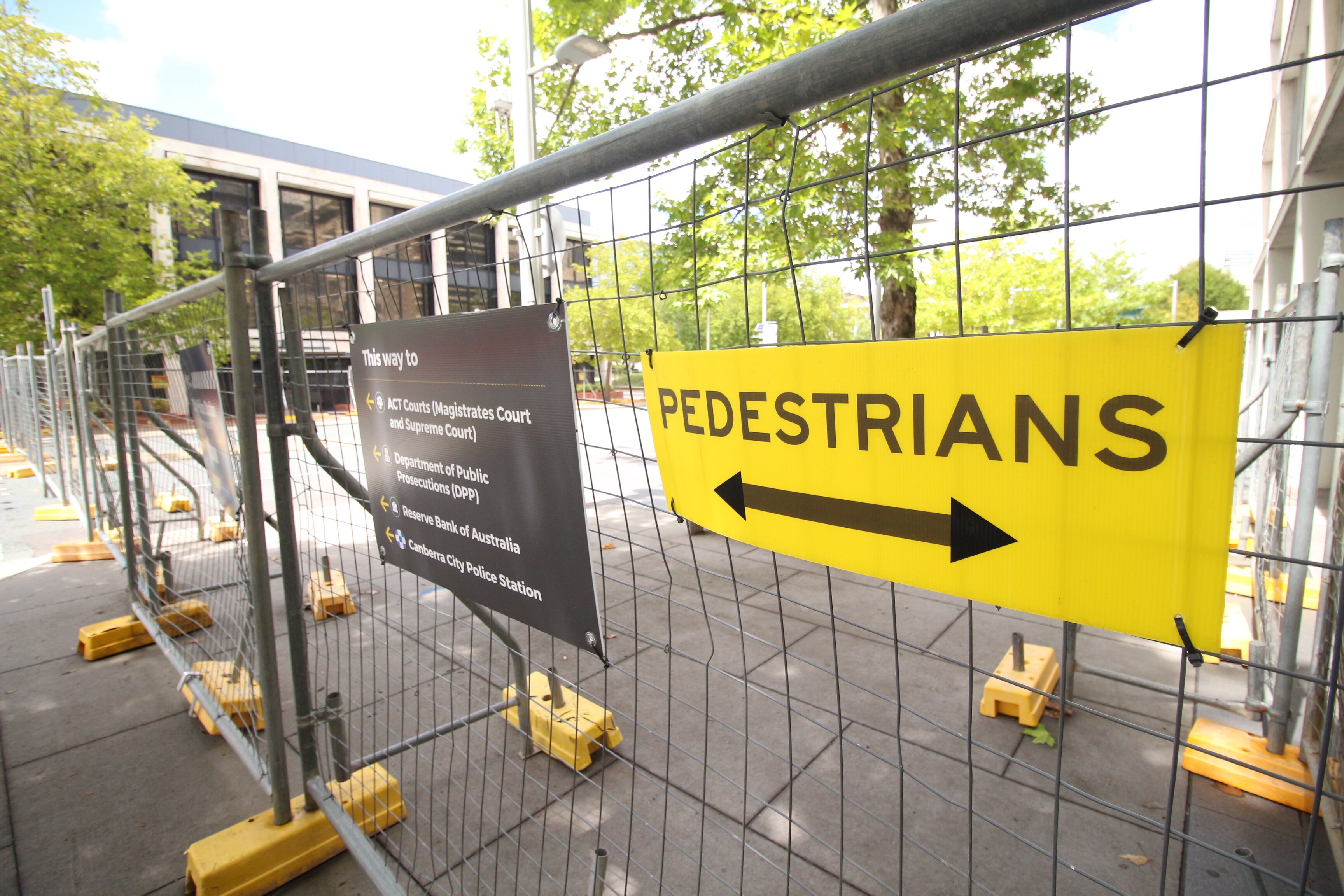 Un signo de dirección de los peatones lejos del trabajo de construcción.