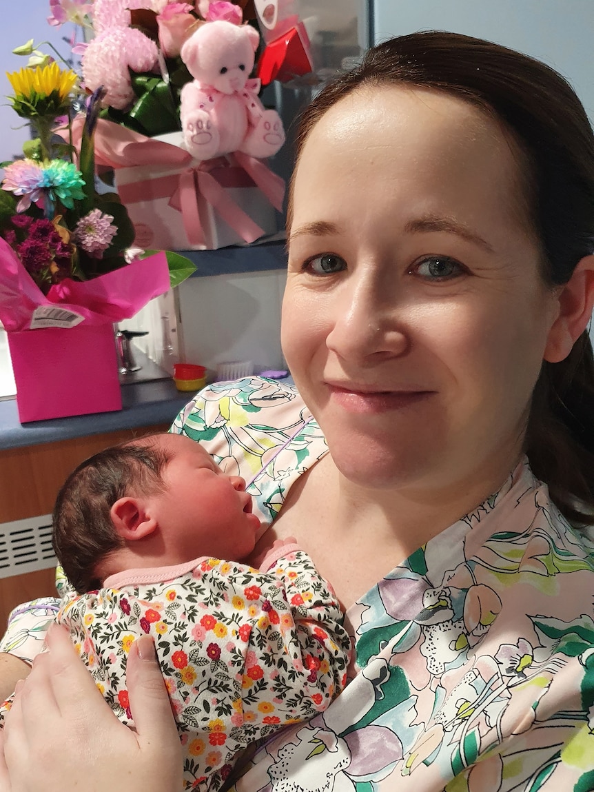Jacinta souriant avec son bébé Anna en avril 2022.