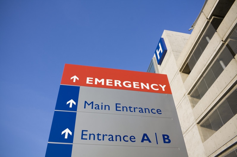A sign indicating the entrance to an emergency department at a hospital.