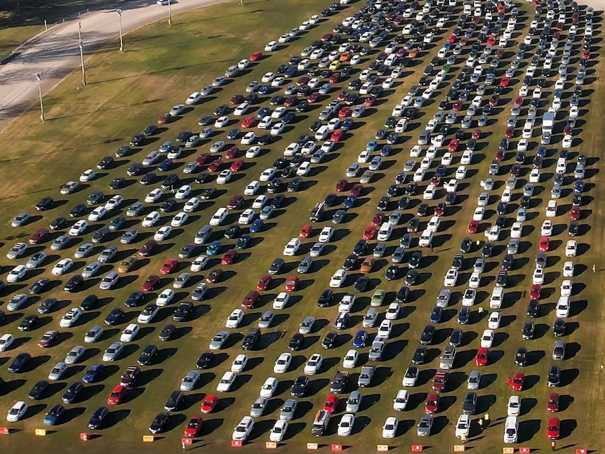 An oval filled with cars in straight lines.