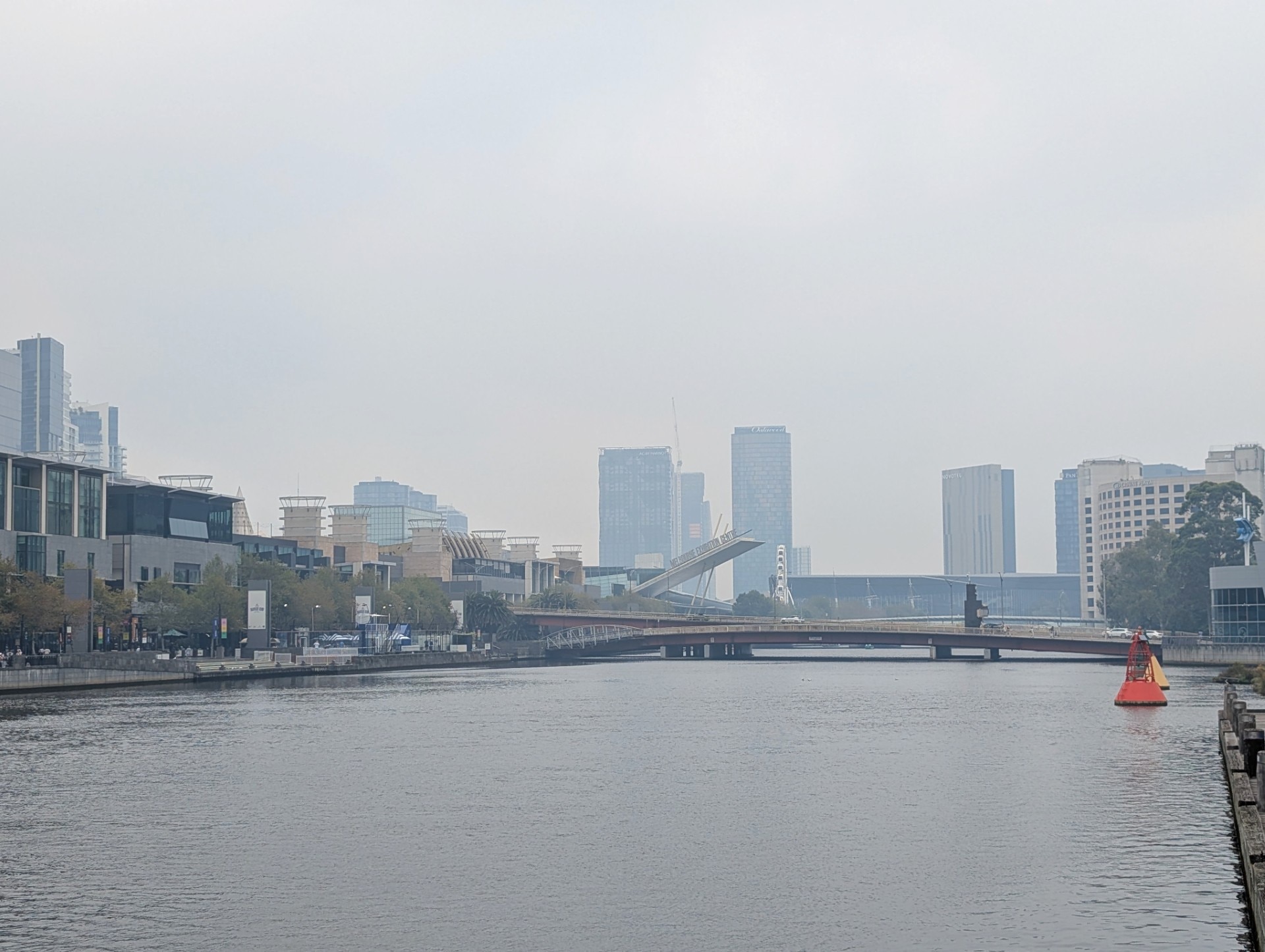 Humo sobre Melbourne.