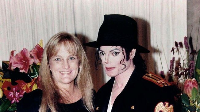 Jackson's second wife Debbie Rowe is said to be planning a custody battle for her two children.